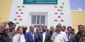محافظ أبين يزور مستشفى سباح الريفي  ويضع حجر الأساس لمشروع عبارات تصريف مياه الأمطار