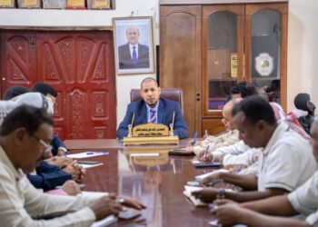تنفيذي سقطرى يناقش الاداء الإداري والخدمي وسبل تعزيز العمل المؤسسي