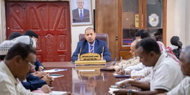 تنفيذي سقطرى يناقش الاداء الإداري والخدمي وسبل تعزيز العمل المؤسسي