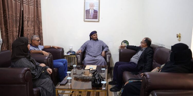 الثقلي يبحث مع وفد الطيران المدني تطوير مطار سقطرى الدولي