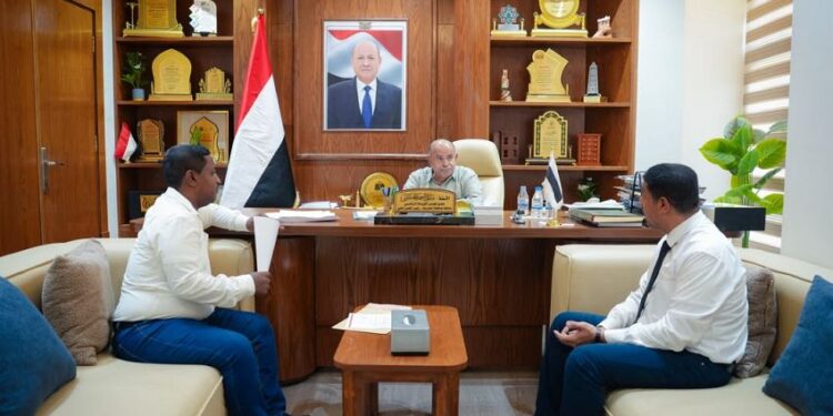 الخنبشي يؤكد دعم المعلمين ويطلع على أوضاع مستشفى سيئون العام