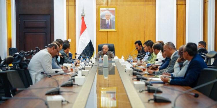 محافظ حضرموت  يناقش  مستجدات الأوضاع ورفع الجاهزية