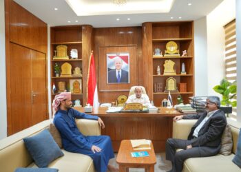 الخنبشي يناقش أوضاع منفذ الوديعة وجهود تطوير العمل وتعزيز مكافحة التهريب