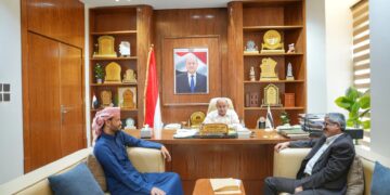 الخنبشي يناقش أوضاع منفذ الوديعة وجهود تطوير العمل وتعزيز مكافحة التهريب