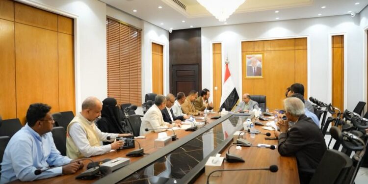 الخنبشي يبحث مع اليونسكو حماية المواقع الأثرية وتطوير متحف المكلا