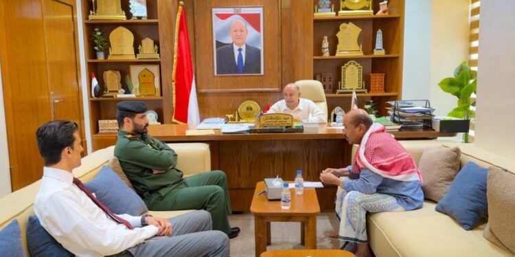 الخنبشي يناقش  مستوى تنفيذ المشاريع التنموية في وادي وصحراء حضرموت
