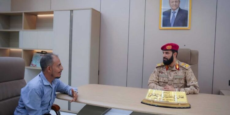 محافظ أبين يناقش سبل تعزيز الاستثمار التعديني