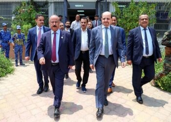 رئيس الوزراء يزور وزارة النقل ويوجه برفع مستوى الجاهزية للتعامل مع أي طارئ