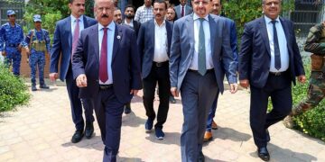 رئيس الوزراء يزور وزارة النقل ويوجه برفع مستوى الجاهزية للتعامل مع أي طارئ