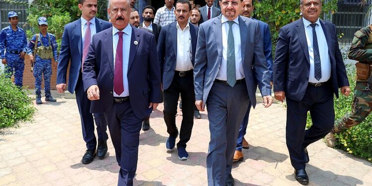 رئيس الوزراء يزور وزارة النقل ويوجه برفع مستوى الجاهزية للتعامل مع أي طارئ