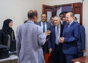 رئيس الوزراء يتفقد سير العمل في وزارة الشؤون الاجتماعية