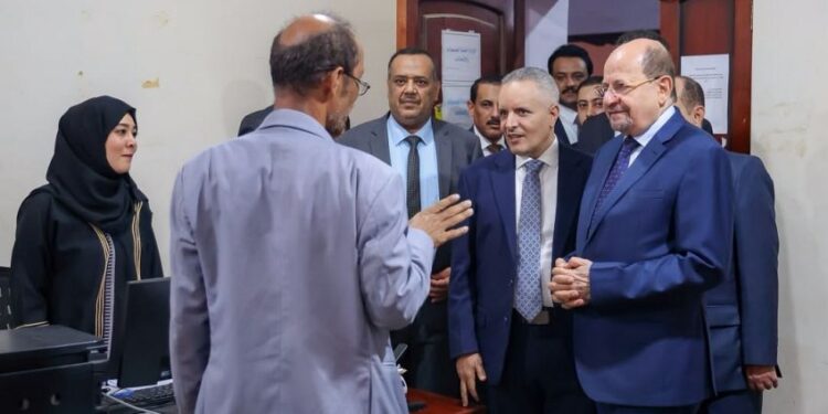 رئيس الوزراء يتفقد سير العمل في وزارة الشؤون الاجتماعية