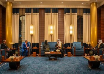 وزيرة الخارجية تصل المنامة في مستهل جولة خليجية