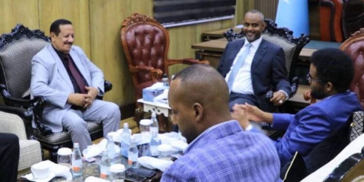 السفير يبحث مع رئيس البرلمان الصومالي سبل تعزيز العلاقات الثنائية بين البلدين