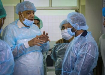 محافظ الضالع يدشن عمل غرفة عمليات مستشفى النصر ويقر زيادة مرتبات عمال  النظافة