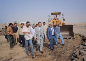 وزير الأشغال يدشن مشروع إعادة إنشاء جسر وادي بناء و  صيانة طريق دوفس في أبين