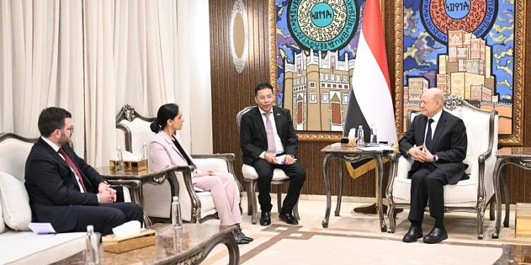 العليمي: اليمن دخل مرحلة جديدة من استعادة المبادرة وبناء الدولة
