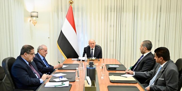 رئيس مجلس القيادة يطلق إجراءات شاملة لمكافحة التهريب وتقويض اقتصاد الحرب