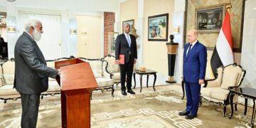 وزير التخطيط  يؤدي اليمين الدستورية أمام العليمي