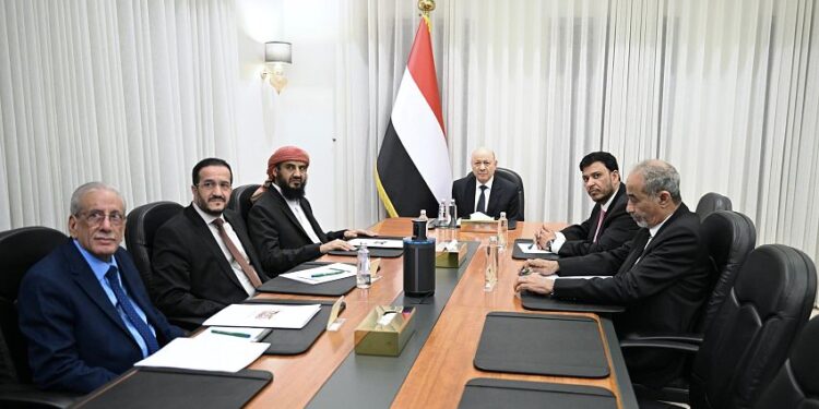 مجلس القيادة يشيد بوحدة مؤسسات الدولة وقدراتها المتنامية لردع تهديدات المليشيات