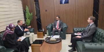 وزير الخدمة المدنية يبحث مع المستشار الاقتصادي للمبعوث الأممي المستجدات الاقتصادية والخدمية