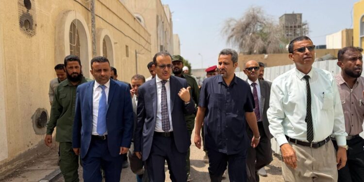 الحالمي وبحيبح يفتتحان مشاريع صحية وحيوية في لحج