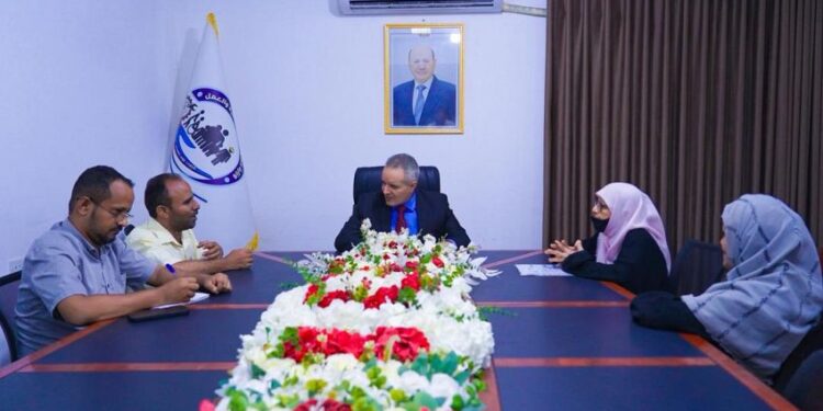 الوزير اليافعي يناقش أوضاع مركز النور ويؤكد اعتماد 63 وظيفة للمكفوفين