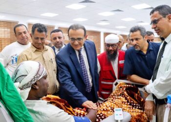 وزير الصحة ومحافظ لحج يدشِّنان مركز الغسيل الكلوي بمستشفى (ابن خلدون)