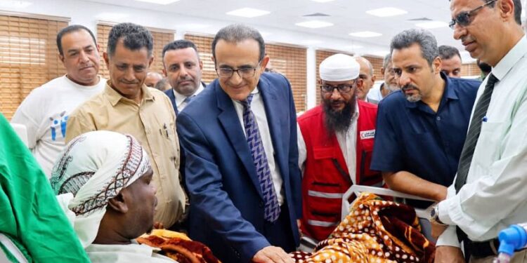 وزير الصحة ومحافظ لحج يدشِّنان مركز الغسيل الكلوي بمستشفى (ابن خلدون)