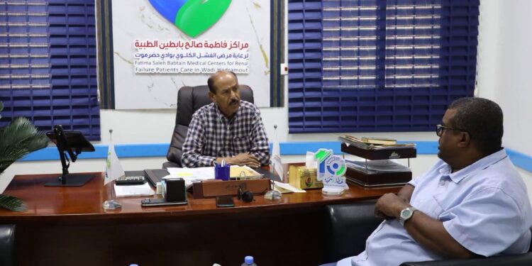 وكيل حضرموت يطلع على سير العمل في مراكز فاطمة بابطين الطبية