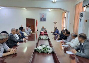 محافظ تعز يناقش مع الأحزاب والتنظيمات السياسية تعزيز الاصطفاف الوطني ومواجهة تصعيد المليشيا