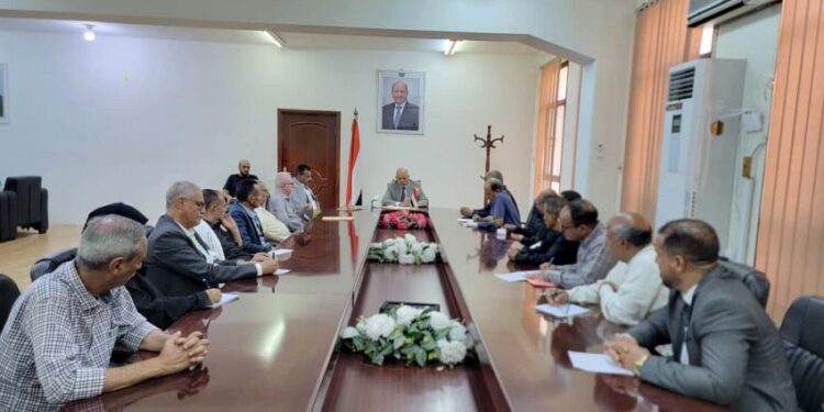 محافظ تعز يناقش مع الأحزاب والتنظيمات السياسية تعزيز الاصطفاف الوطني ومواجهة تصعيد المليشيا