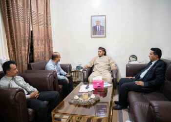 محافظ سقطرى يناقش استعدادات الجامعة  للعام الدراسي ويفتتح فرع بنك تمكين للتمويل الأصغر
