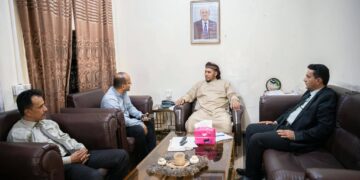 محافظ سقطرى يناقش استعدادات الجامعة  للعام الدراسي ويفتتح فرع بنك تمكين للتمويل الأصغر