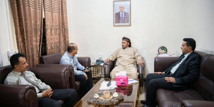 محافظ سقطرى يناقش استعدادات الجامعة  للعام الدراسي ويفتتح فرع بنك تمكين للتمويل الأصغر
