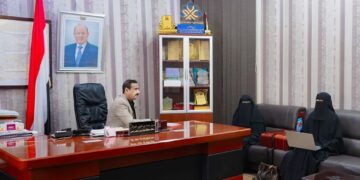 محافظ شبوة يناقش واقع العمل النسوي وتعزيز الإجراءات الرقابية على الأسواق