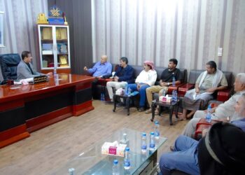 محافظ شبوة يناقش إعادة تأهيل منشآت قطاع عياذ النفطي ويطلع على أضرار الاراضي الزراعية