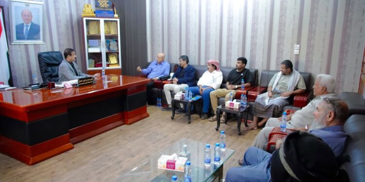 محافظ شبوة يناقش إعادة تأهيل منشآت قطاع عياذ النفطي ويطلع على أضرار الاراضي الزراعية