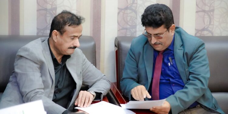 محافظ شبوة يناقش أوضاع مديرية الروضة ويشيد بمستوى الانجاز في عدد من المشاريع