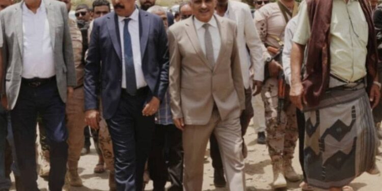 وزير الأشغال ومحافظ تعز يدشنان مشروع صيانة وإعادة تأهيل طريق النشمة – حوبان قدس