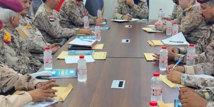 قائد المنطقة  الرابعة يشدد على رفع الجاهزية وتعزيز الاستعداد في محور أبين