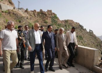 وزير الأشغال ومحافظ تعز يتفقدان مشروع إعادة تأهيل وصيانة طريق هيجة العبد