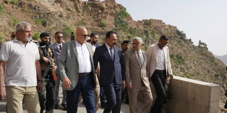 وزير الأشغال ومحافظ تعز يتفقدان مشروع إعادة تأهيل وصيانة طريق هيجة العبد