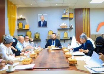 محافظ عدن يناقش أوضاع المياه والصرف الصحي ويقر عددا من الإجراءات لتعزيز منظومة العمل