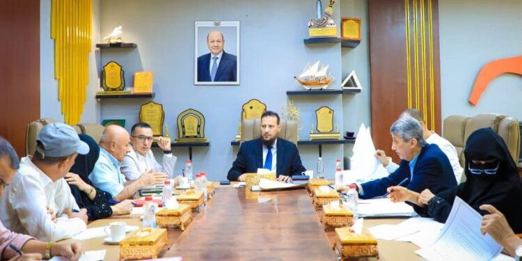 محافظ عدن يناقش أوضاع المياه والصرف الصحي ويقر عددا من الإجراءات لتعزيز منظومة العمل