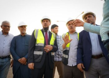 محافظ عدن يدشن أعمال تأهيل وسفلتة طريق تقاطع البريقة – بئر أحمد – الحرم الجامعي