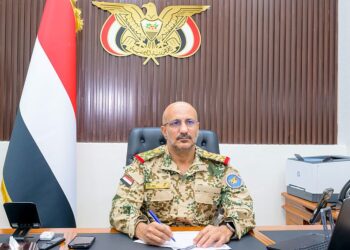 طارق صالح يعقد اجتماع مع رئيس الوزراء وعدد من الوزراء ومحافظي تعز والحديدة