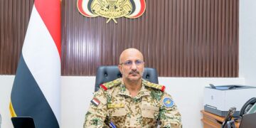 طارق صالح يعقد اجتماع مع رئيس الوزراء وعدد من الوزراء ومحافظي تعز والحديدة