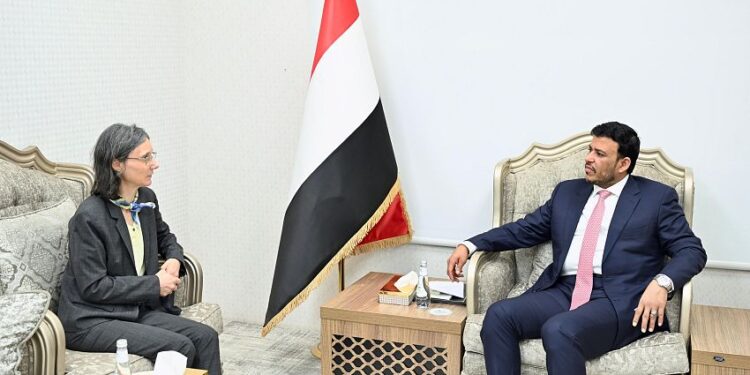 عبدالله العليمي يبحث مع السفيرة الفرنسيةوالقائم بالاعمال الامريكي مستجدات الأوضاع  في اليمن