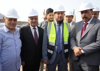 وزير الأشغال ومحافظ عدن يدشنان مشروع صيانة وترميم جسر البريقة القديم